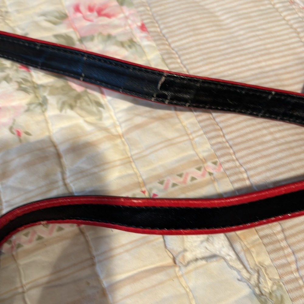 Gucci vintage crossbody bag black with red trim. Beautiful inside has wear shown - Picture 7 of 11